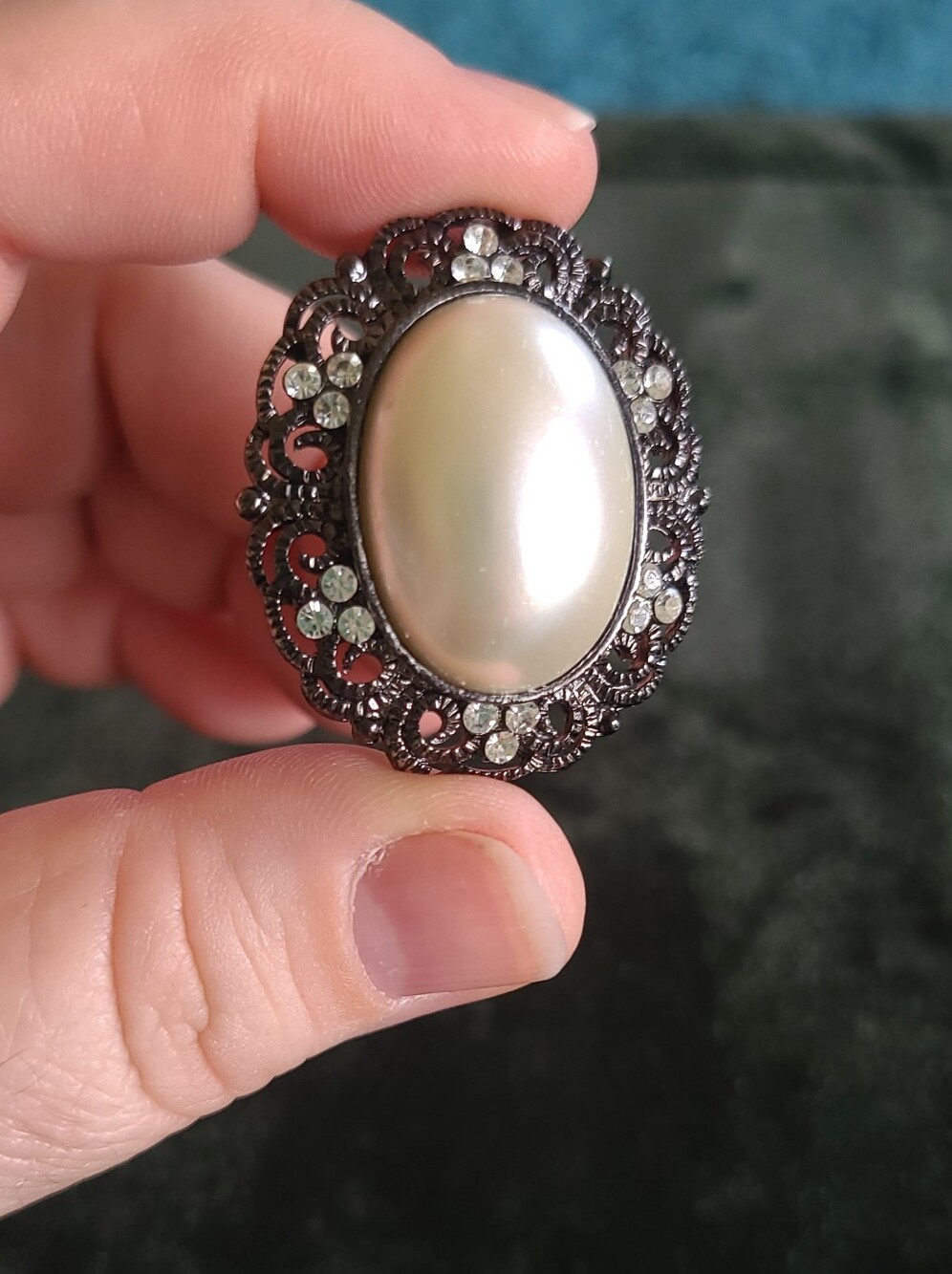 Vintage-Inspired Faux Pearl Filigree Brooch in Cream and Black